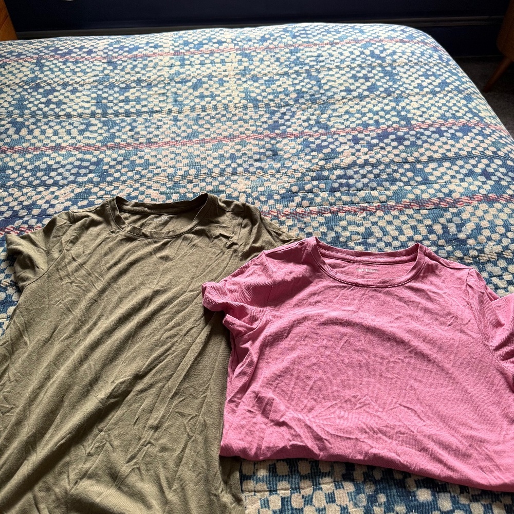 Old navy woman’s tee shirt